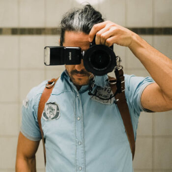 Esküvői fotós munka közben, kamera előttem, profi felszereléssel, természetes fényekkel és kreatív megközelítéssel