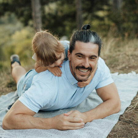 Családi fotós munka közben, olcsó, mégis profi és minőségi családi fotózás természetes és vidám pillanatokkal