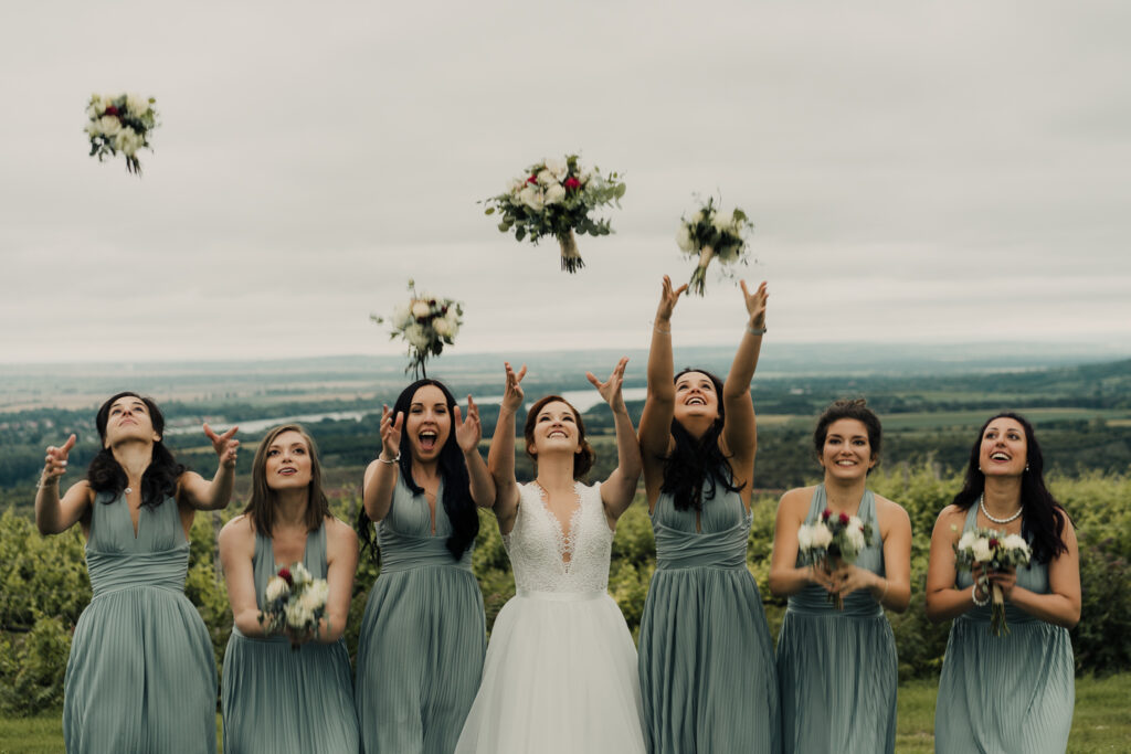koszorúslányok és a menyasszony hilltop borhotelben csokordobáson