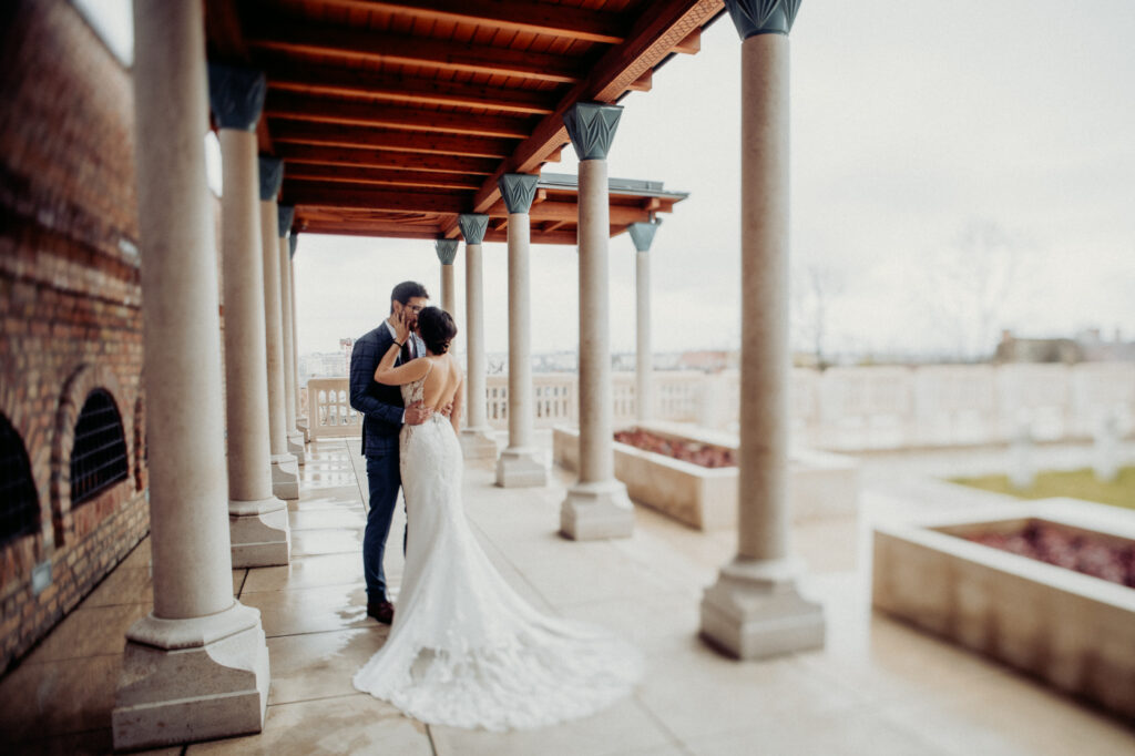 Esküvői fotózás a Barabás Villában Budapesten, polgári szertartás és családias esküvő Réka és Márk meghitt pillanataival