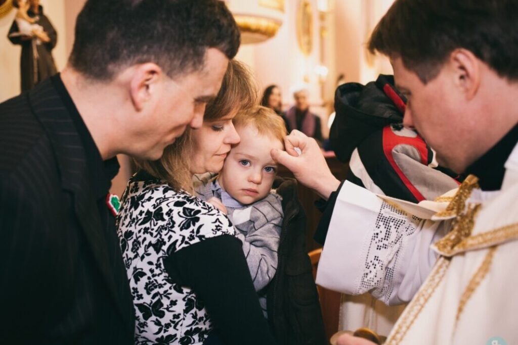 Templomi keresztelő fotózás Ádámról