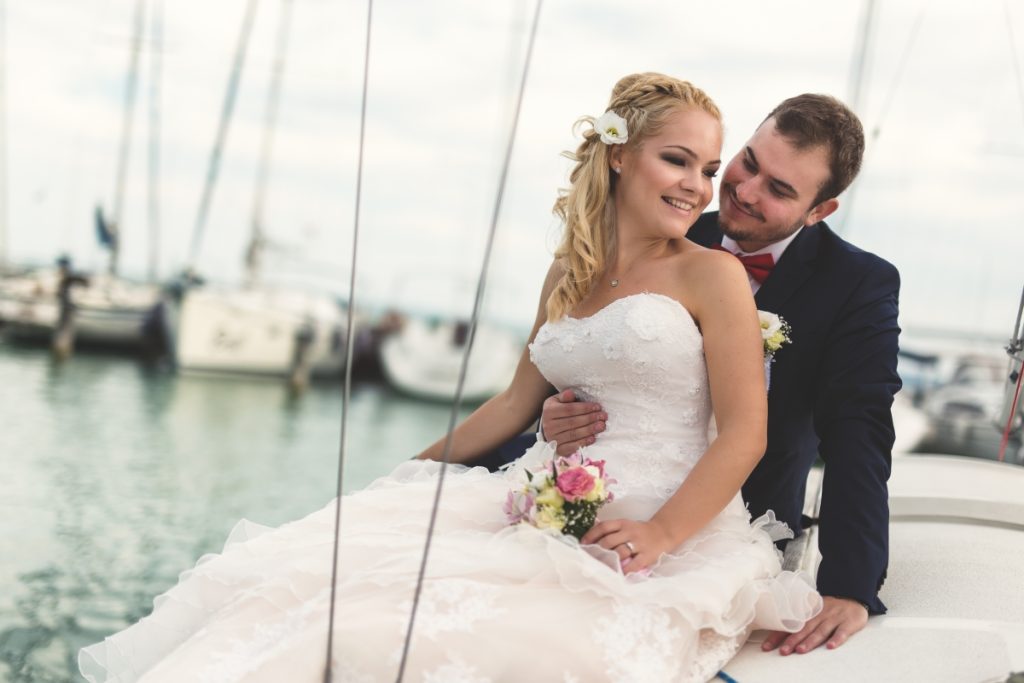 Balatonfüredi esküvői kreatív fotózás a kikötőben – menyasszony és vőlegény romantikus pillanatai a Balaton partján