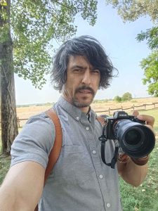 Esküvői fotós fotózás közben kültéri helyszínen, profi felszereléssel, kreatív munkafolyamat