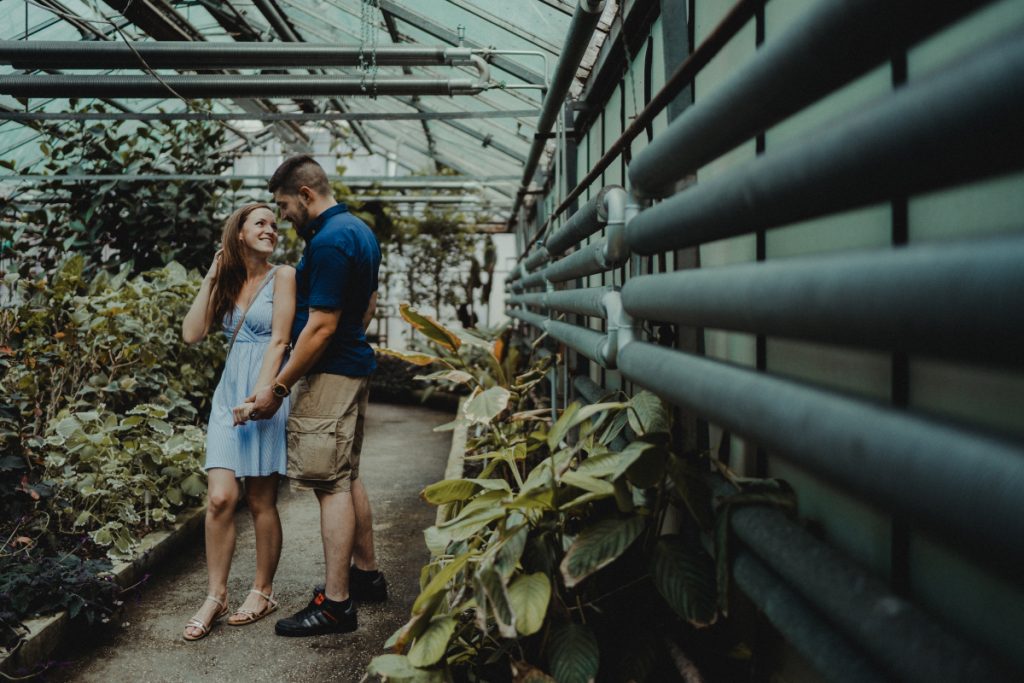Pár jegyesfotózás közben a Vácrátóti Arborétum pálmaházában, természetes lifestyle stílusban