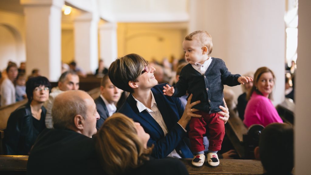 Kazi keresztelője Kecskeméten a református templomban, baba fotózás templomban, érzelmes, természetes keresztelői pillanat