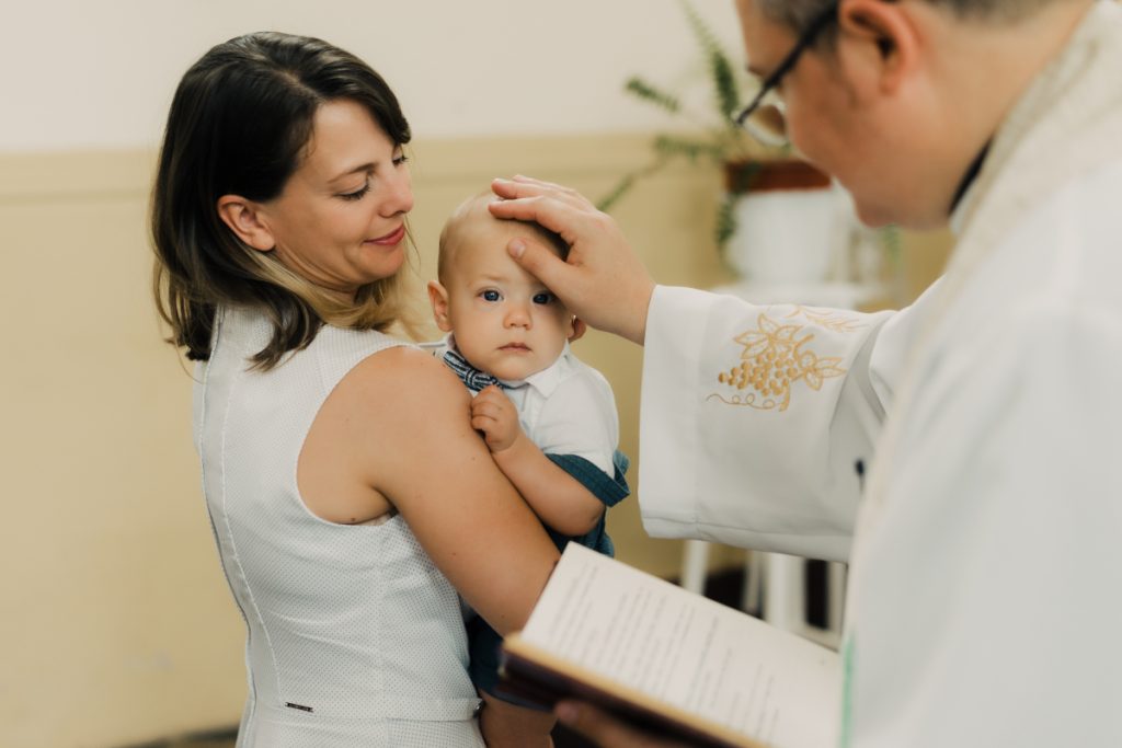 Zsombor keresztelője Zalavárban – templomi fotózás során készült baba fotó és családi pillanatok