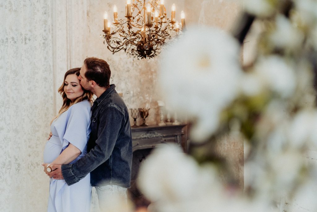 Kismama fotózás stúdióban Budapesten, letisztult és érzelmes kismama portré