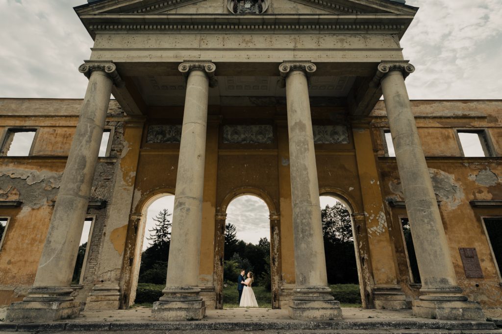 Kreatív párfotózás a Vácrátóti Arborétumban, természetközeli környezetben, romantikus és érzelmes lifestyle stílusban