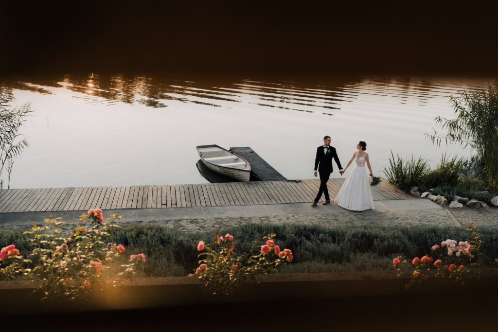 Esküvői kreatív fotó Márti és Peti számára a Nairam Rendezvényközpontban, Tisza háttérrel, természetes fényben