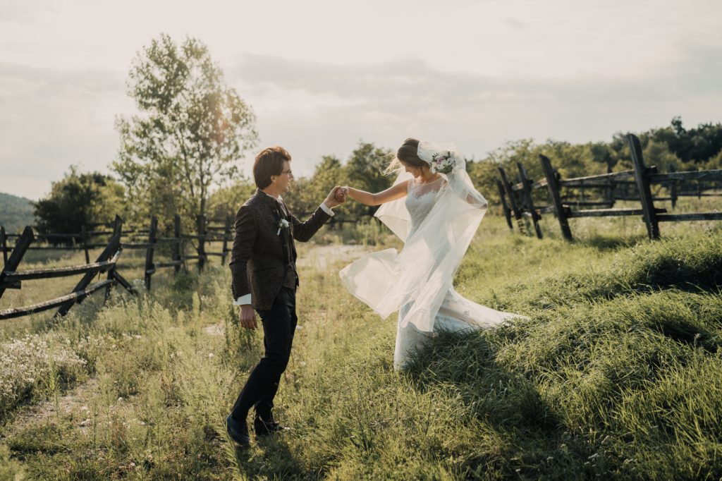 Esküvői kreatív fotó Szilvi és Till párról a Petneházy Club Hotel mellett, természetes fényben készült portré