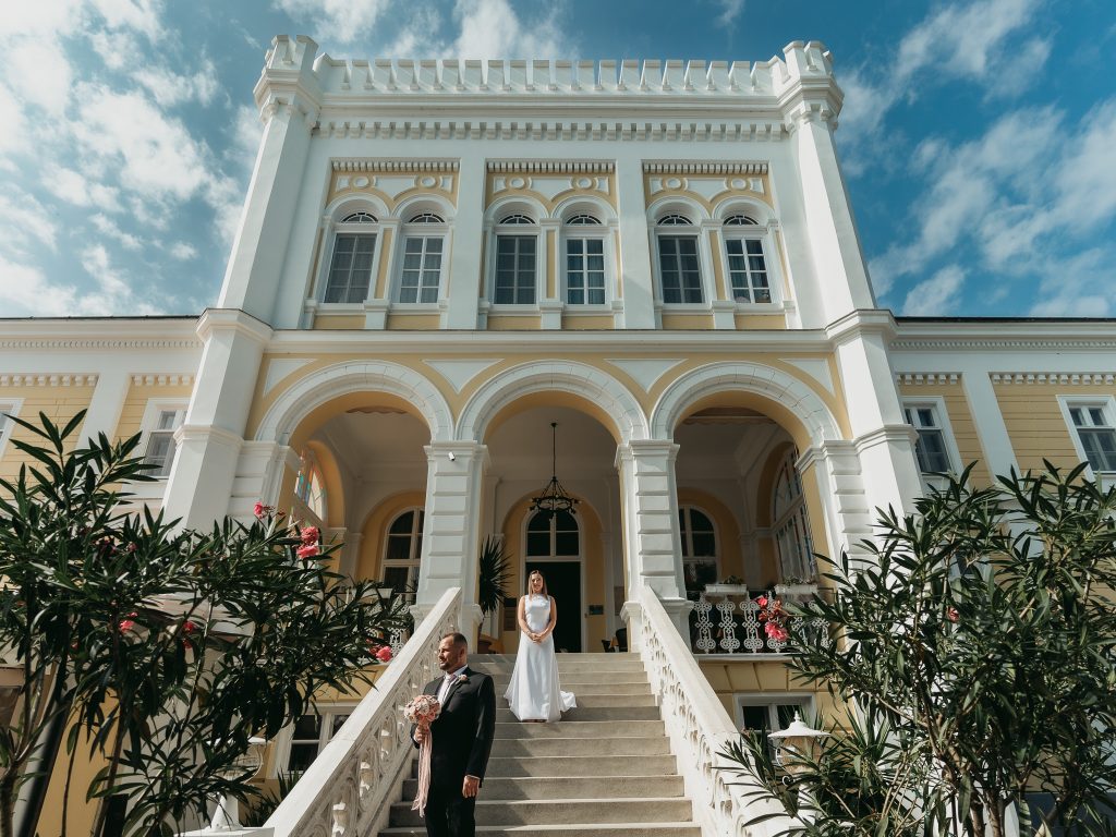 Enikő és Csaba esküvői kreatív fotózás Tagore sétányon és a kikötőben, Hotel Astoriában, Balatonfüred – profi esküvői fotós sorozat