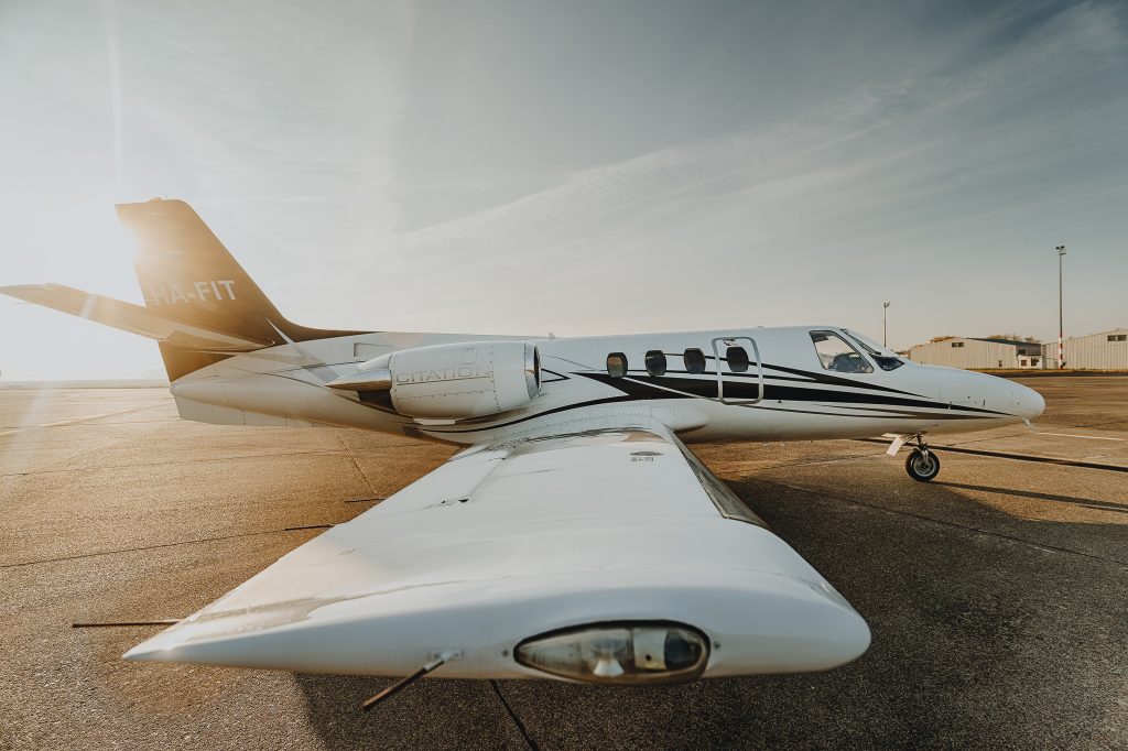 Profi magánrepülőgép fotózás a kifutópályán Kiskunlacházán.