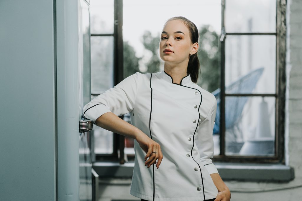 Szakácsruha termékfotózás Budapesten férfi és női modellen – professzionális webshop és branding fotó